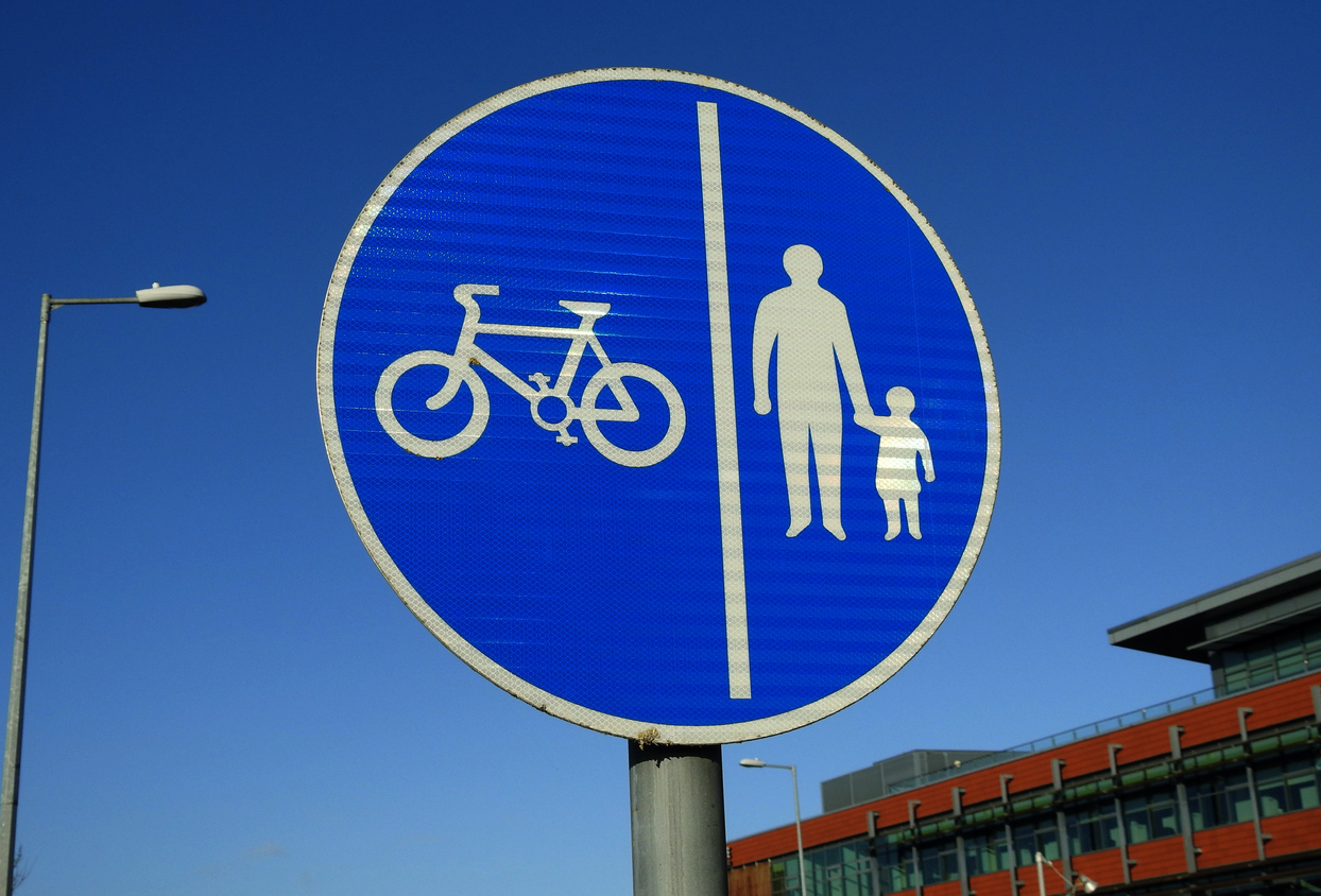 road sign showing shared bicycle and pedestrian path